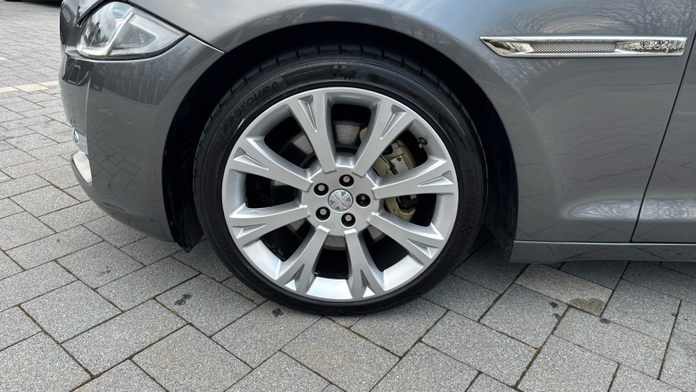 Jaguar XJ 3.0d V6 Portfolio 4dr Auto Diesel Saloon